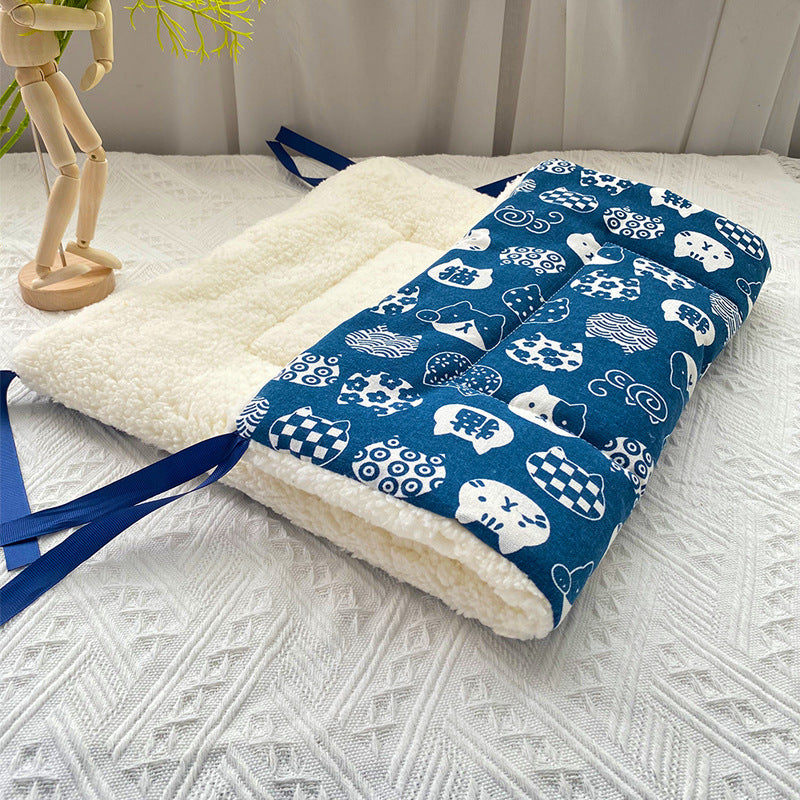 Tie-On Cat Cage Platform Pad - white cat pattern on Blue background (30x50cm)